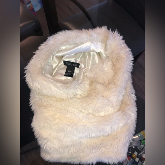 White Fur scarf satin inside - Picture 2 of 4